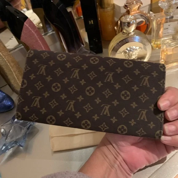 Louis Vuitton Sarah Mini Lin Clutch Wallet - Picture 5 of 8